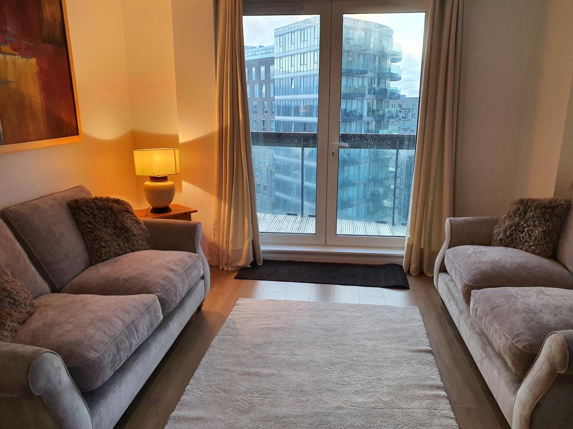 Appartamento Luxurious Flat Overlooking Canay Wharf Londra Esterno foto